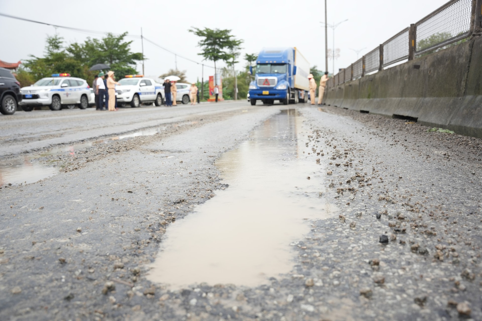 'Ổ gà, ổ voi' chi chít trên Quốc lộ 1 qua TP Huế sau mưa lũ - Ảnh 5.