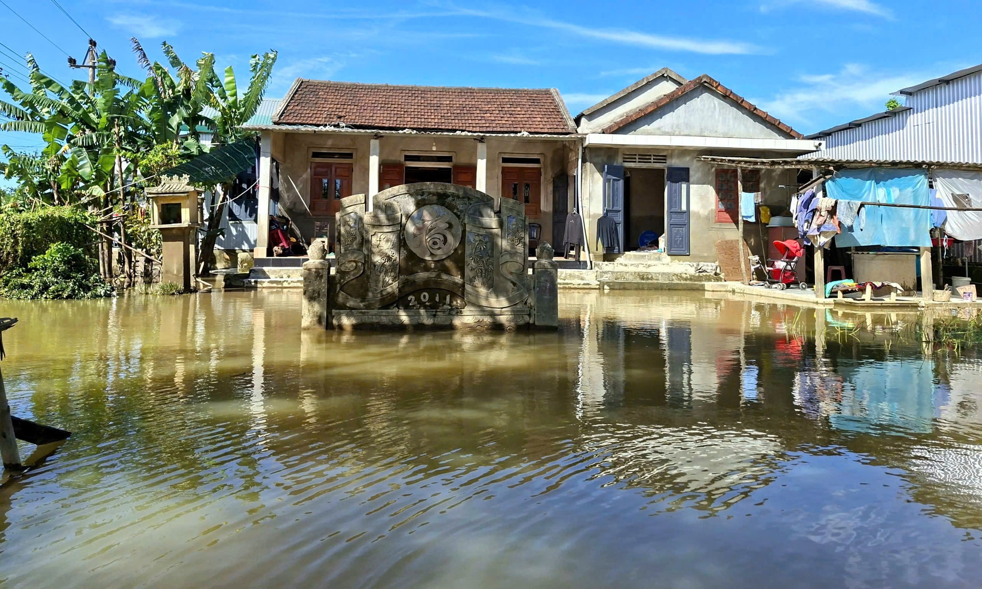 Nước bủa vây, người dân 'rốn lũ' ở Huế đi lại bằng ghe thuyền hơn 15 ngày- Ảnh 5.