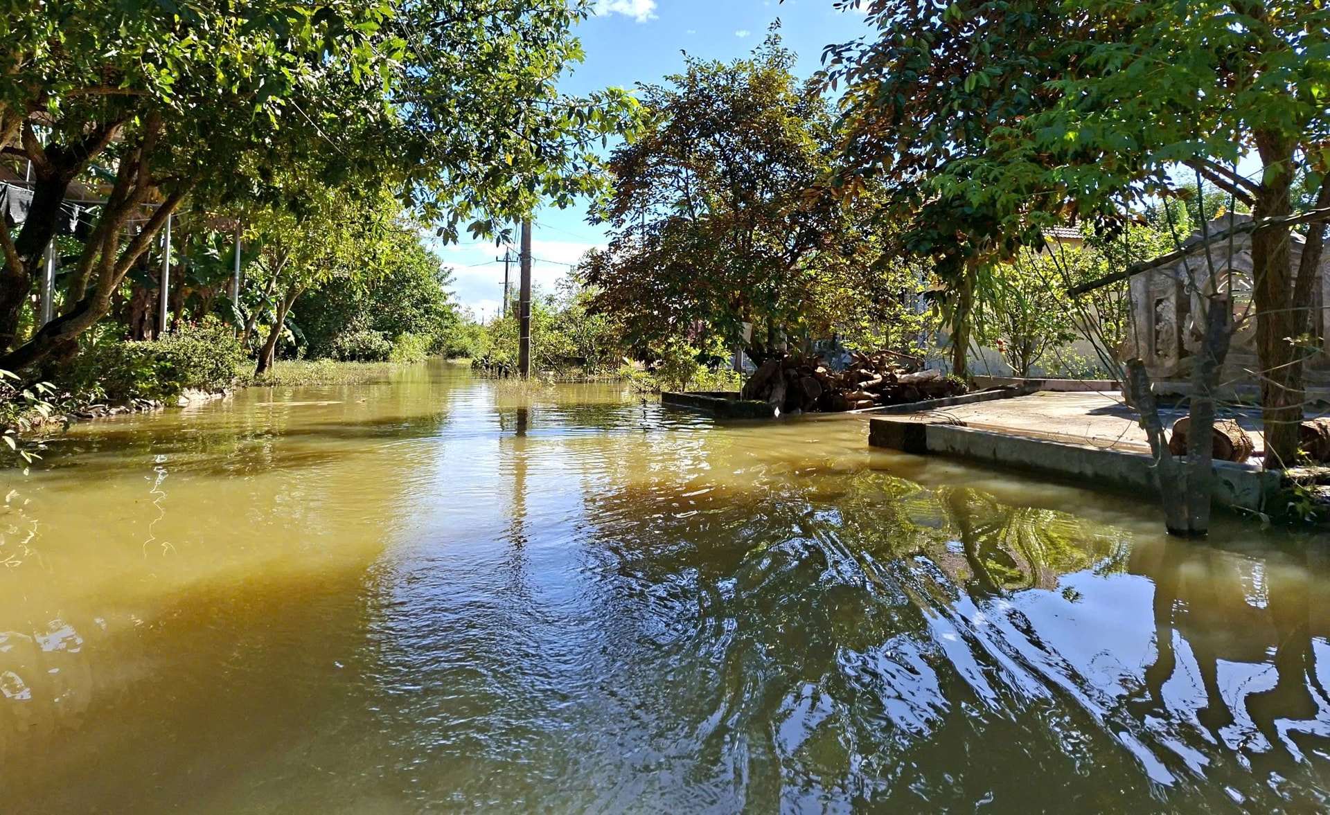 Nước bủa vây, người dân 'rốn lũ' ở Huế đi lại bằng ghe thuyền hơn 15 ngày- Ảnh 9.