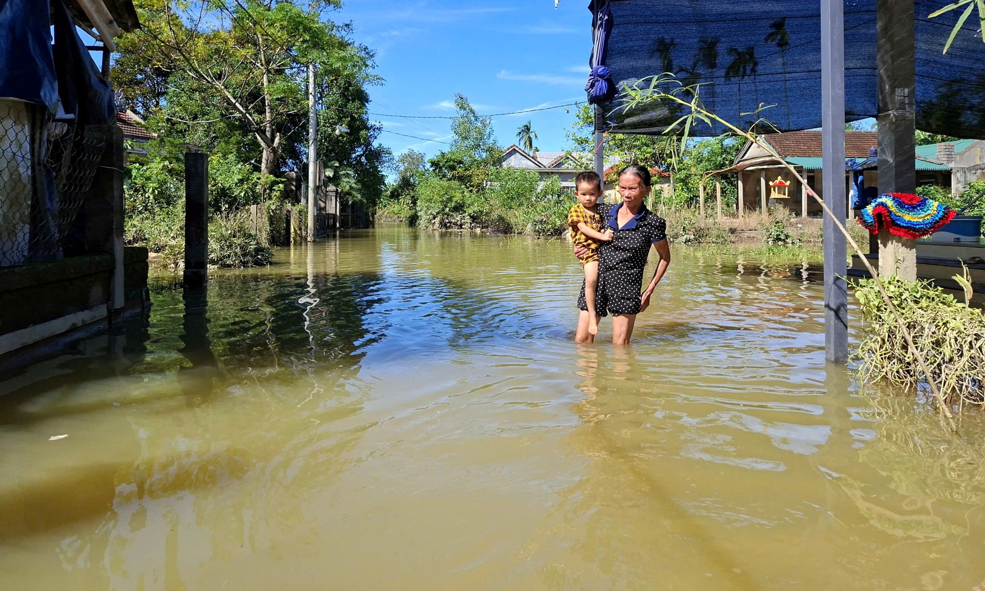 Nước bủa vây, người dân 'rốn lũ' ở Huế đi lại bằng ghe thuyền hơn 15 ngày- Ảnh 4.