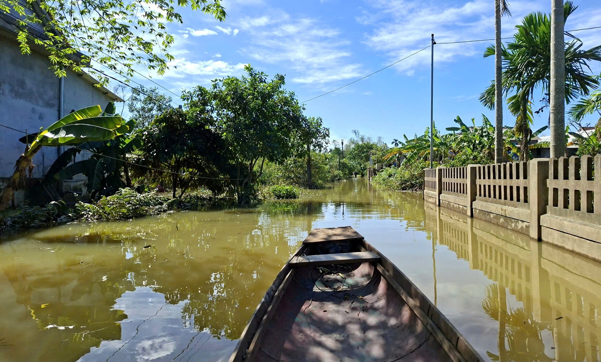 Nước bủa vây, người dân 'rốn lũ' ở Huế đi lại bằng ghe thuyền hơn 15 ngày- Ảnh 1.