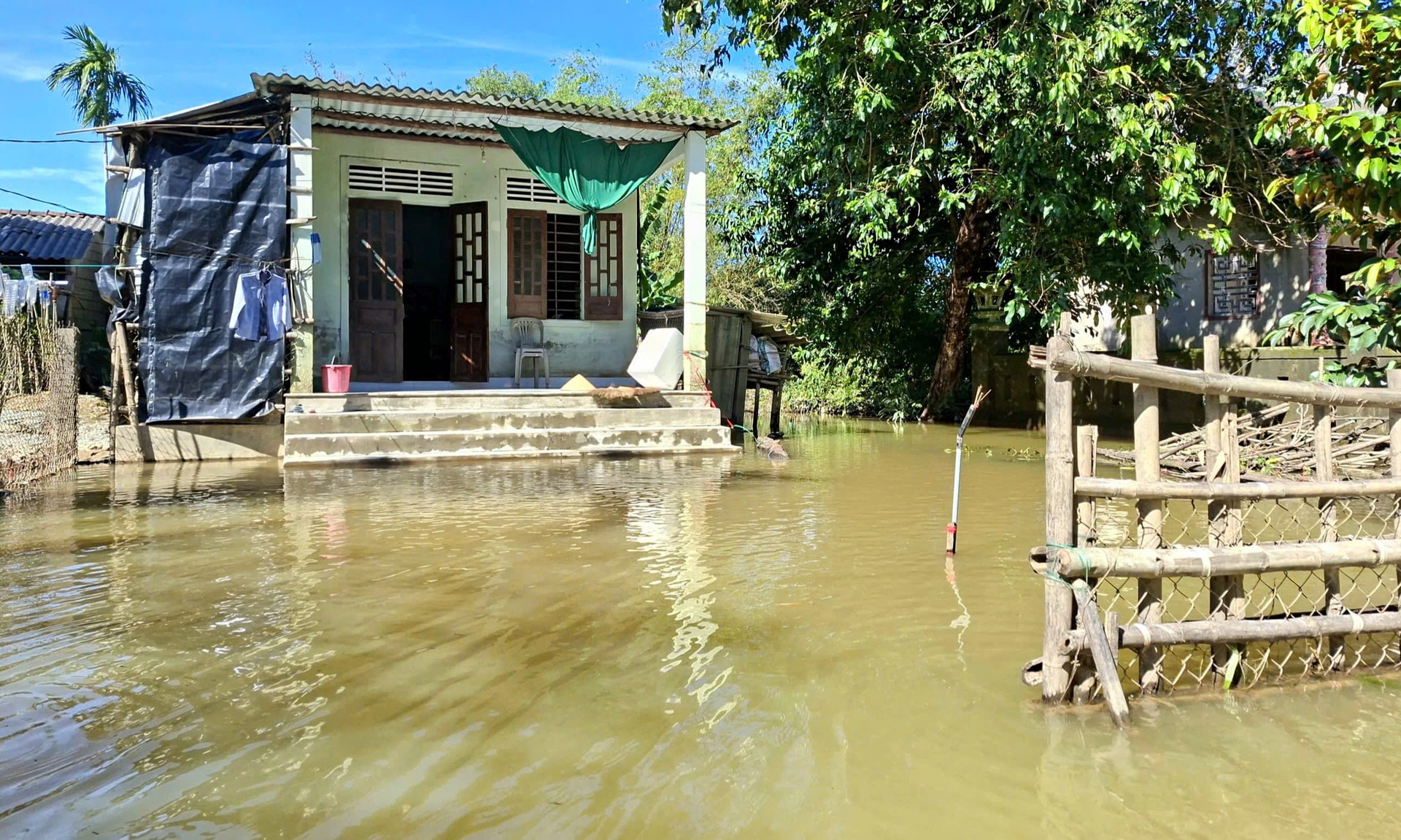 Nước bủa vây, người dân 'rốn lũ' ở Huế đi lại bằng ghe thuyền hơn 15 ngày- Ảnh 2.