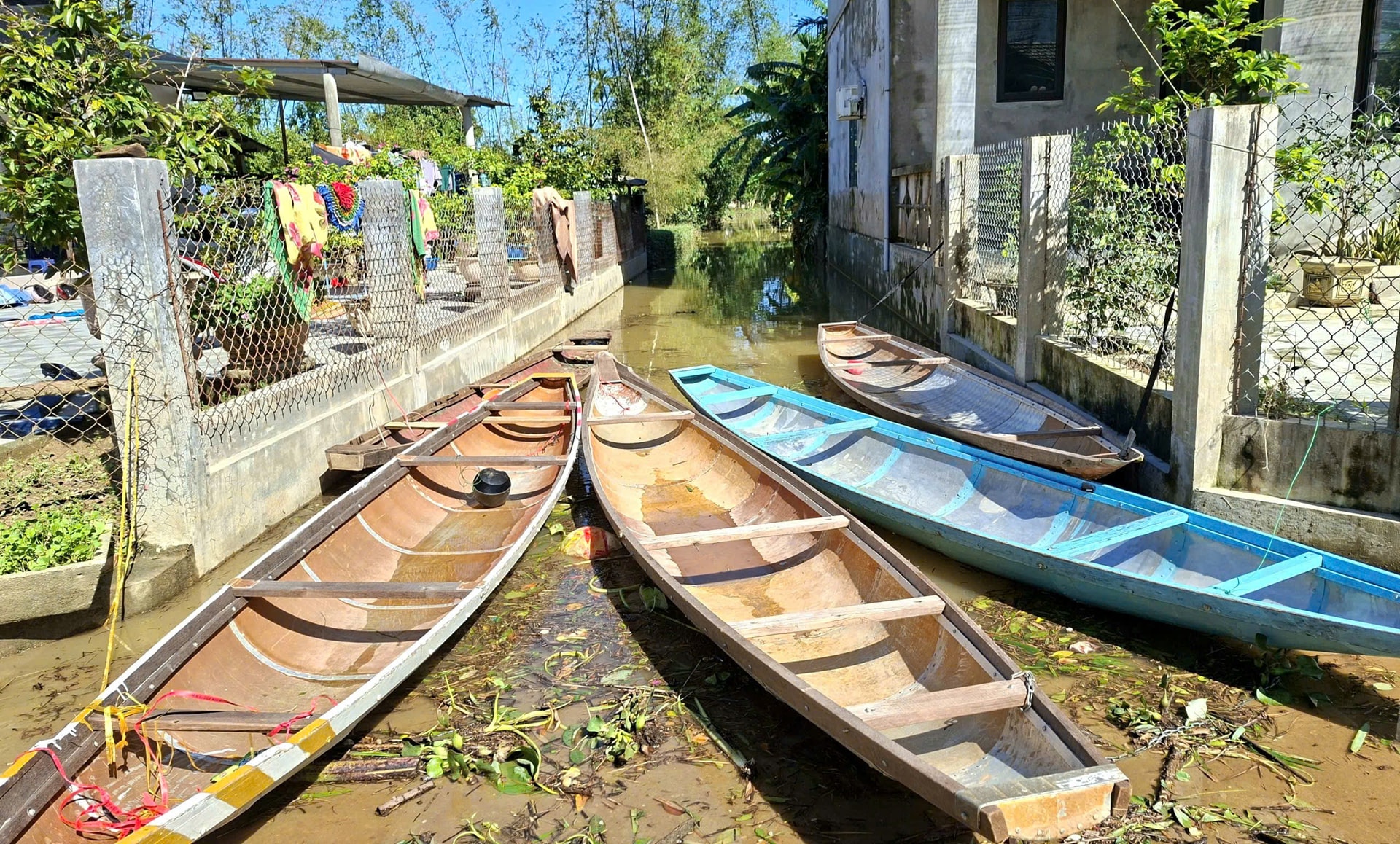 Nước bủa vây, người dân 'rốn lũ' ở Huế đi lại bằng ghe thuyền hơn 15 ngày- Ảnh 7.