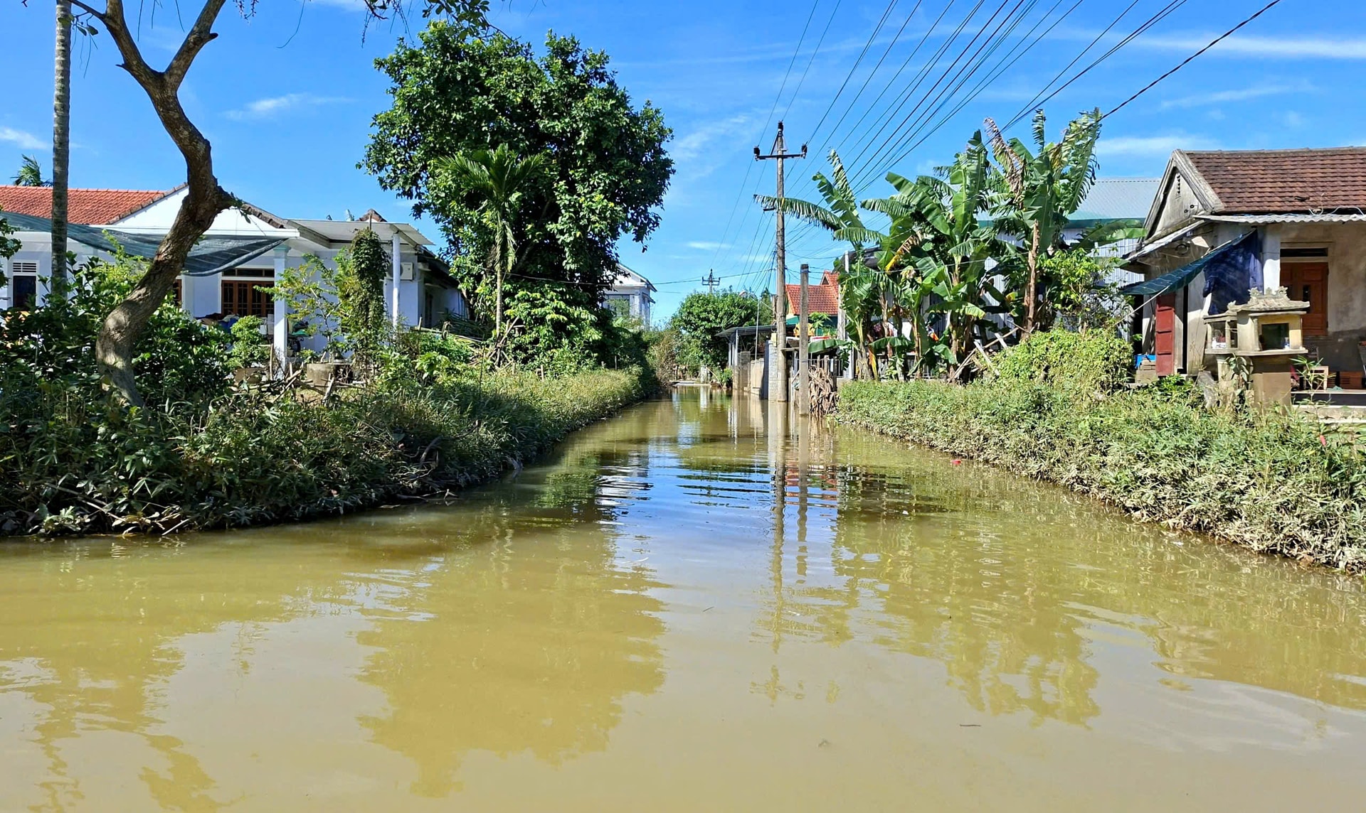 Nước bủa vây, người dân 'rốn lũ' ở Huế đi lại bằng ghe thuyền hơn 15 ngày- Ảnh 3.