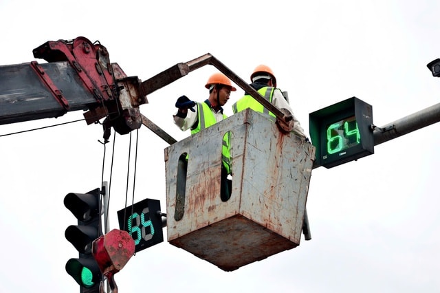 Vì sao đèn đếm lùi tại nhiều nút giao Hà Nội ngừng hoạt động?- Ảnh 2.