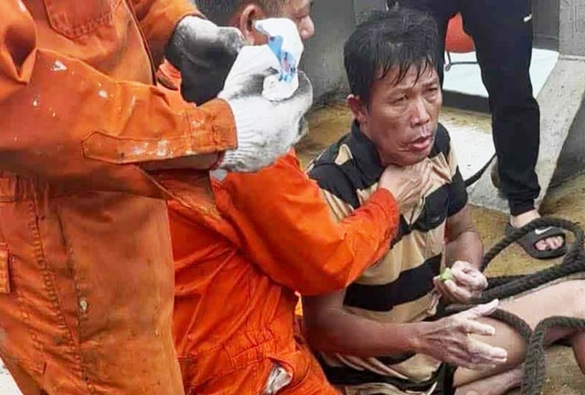 Tìm thấy 1 trong 3 người mất tích ở Quảng Ngãi sau 2 ngày trôi dạt trên biển- Ảnh 1.