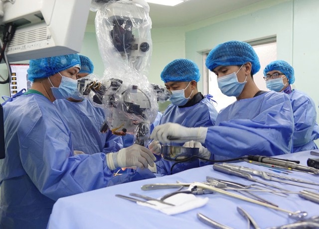 Chuyên gia quốc tế hội tụ tại Cần Thơ chia sẻ kỹ thuật mới trong phẫu thuật cột sống- Ảnh 2. Chuyên gia quốc tế hội tụ tại Cần Thơ chia sẻ kỹ thuật mới trong phẫu thuật cột sống- Ảnh 2.