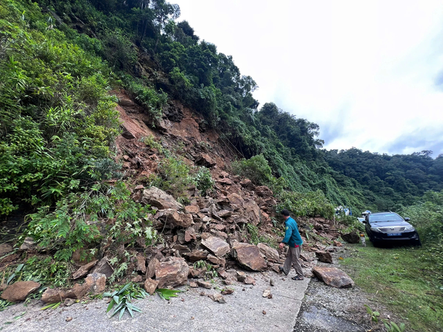 Người dân bất an vì sạt lở, sụt lún sau mưa lũ- Ảnh 5. Người dân bất an vì sạt lở, sụt lún sau mưa lũ- Ảnh 5.