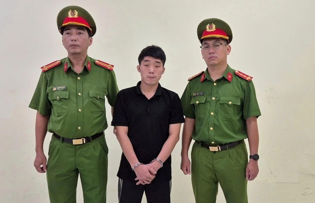 TikToker 'Dù bầu trời' bị khởi tố, bắt tạm giam- Ảnh 1. TikToker 'Dù bầu trời' bị khởi tố, bắt tạm giam- Ảnh 1.