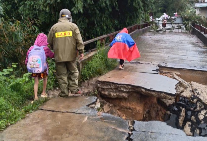 Mưa lũ làm sập mố cầu, công an xã hỗ trợ học sinh đến trường- Ảnh 5.