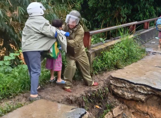 Mưa lũ làm sập mố cầu, công an xã hỗ trợ học sinh đến trường- Ảnh 4.