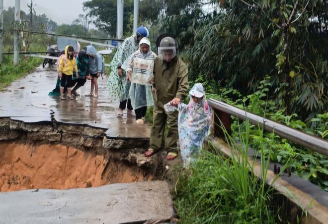 Mưa lũ làm sập mố cầu, công an xã hỗ trợ học sinh đến trường- Ảnh 3.