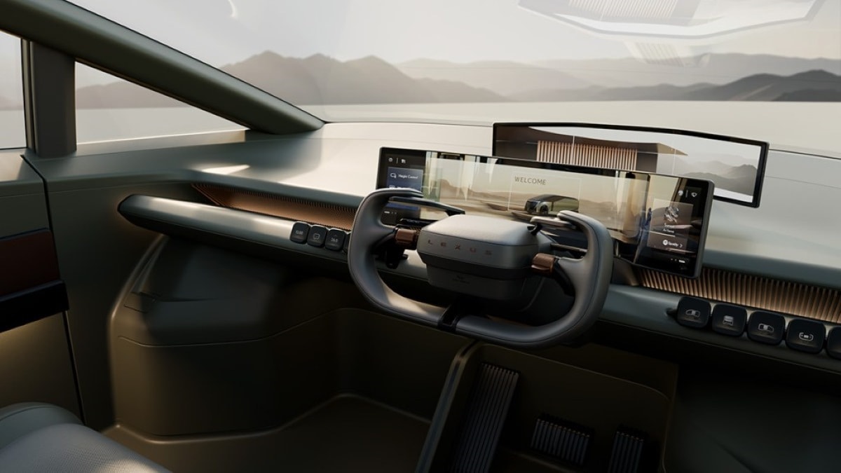 Khoang lái nổi bật với hai màn hình cong phía trước người lái, vô-lăng kiểu
