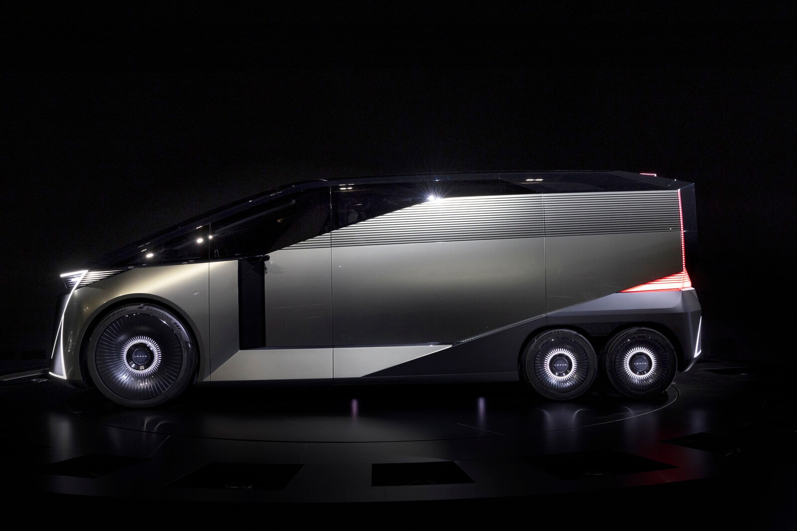 Thiết kế sáu bánh giúp đảm bảo khả năng vận hành êm ái, đúng với kỳ vọng “êm, yên tĩnh và có thể đi mọi nơi” của Lexus.