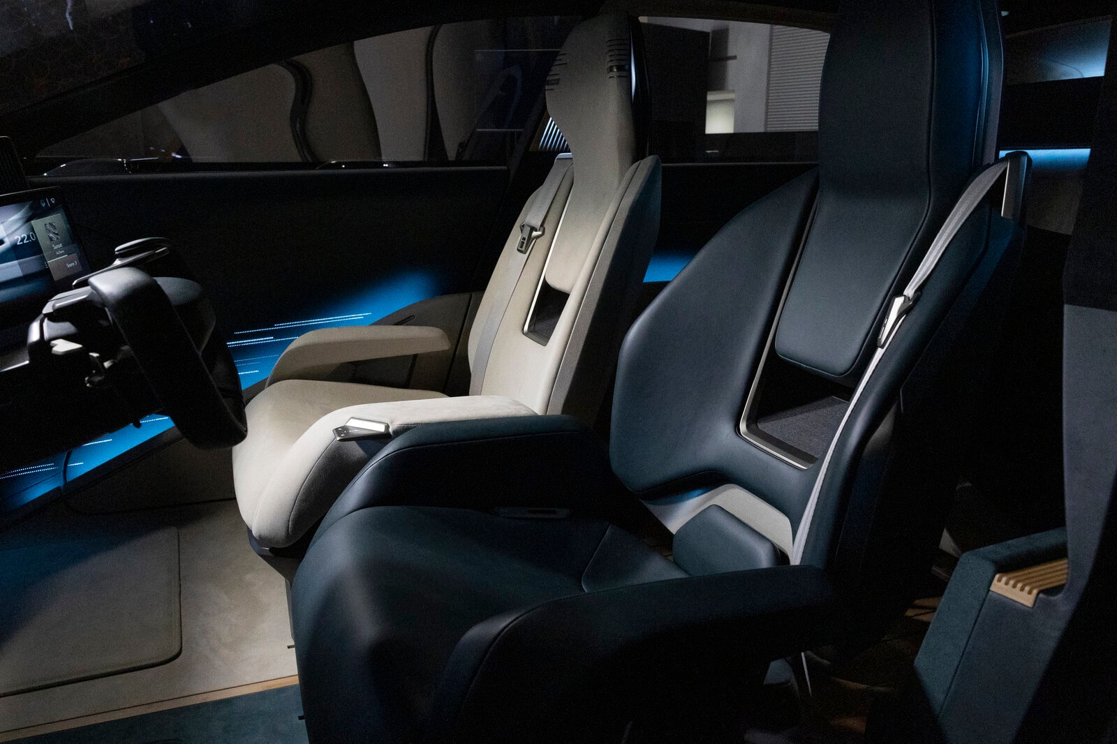 Bảng điều khiển còn có màn hình cảm ứng ẩn cho hành khách, sàn lát vân tre và chi tiết chế tác thủ công kiểu Nhật Bản. Một drone nhỏ thậm chí có thể triển khai cất cánh từ mui xe, cùng bàn đạp gia công từ khối kim loại nguyên khối.