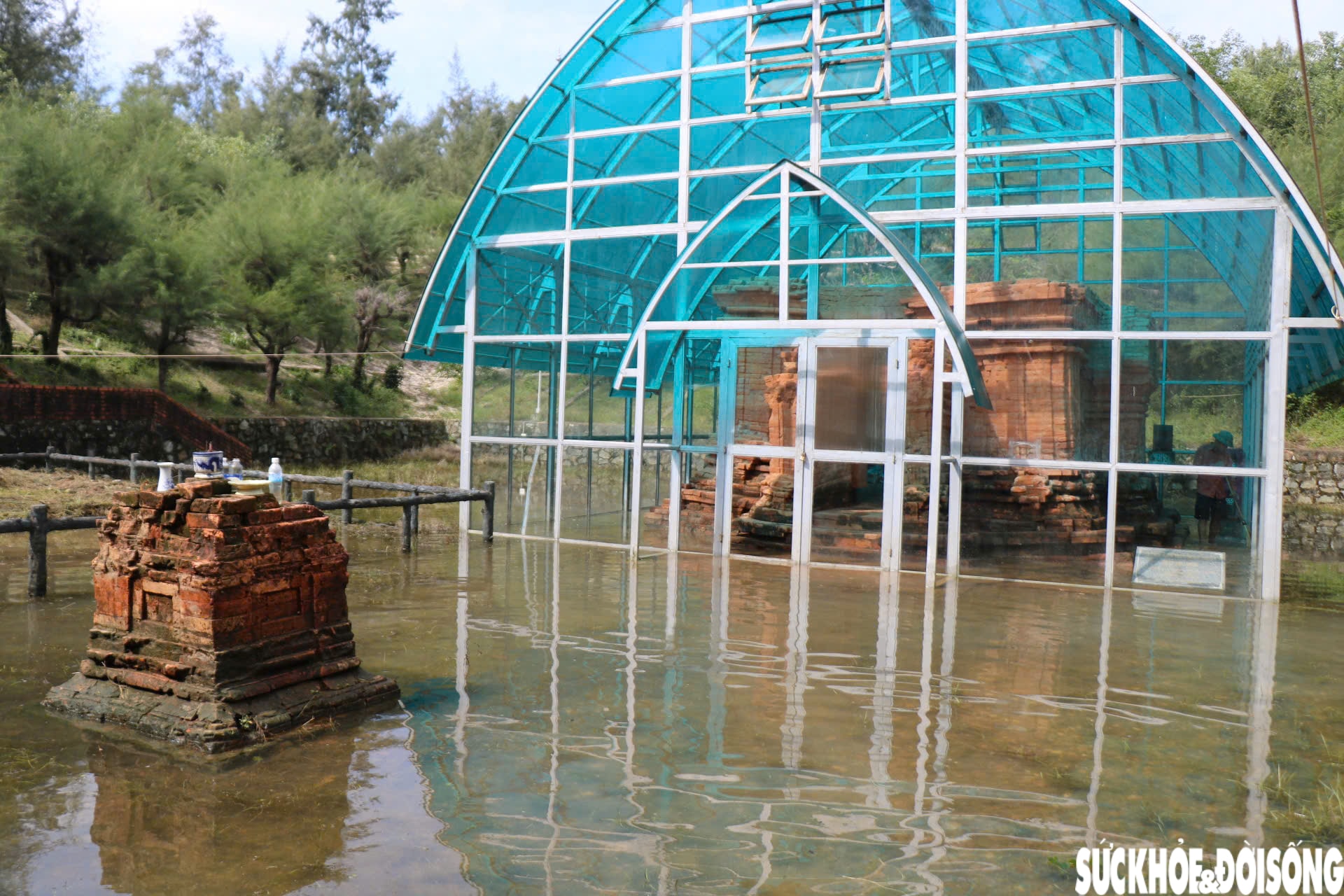 Hình ảnh mới nhất về Tháp Chăm nghìn năm tuổi ở Huế sau nhiều ngày bị ngâm trong nước- Ảnh 3.