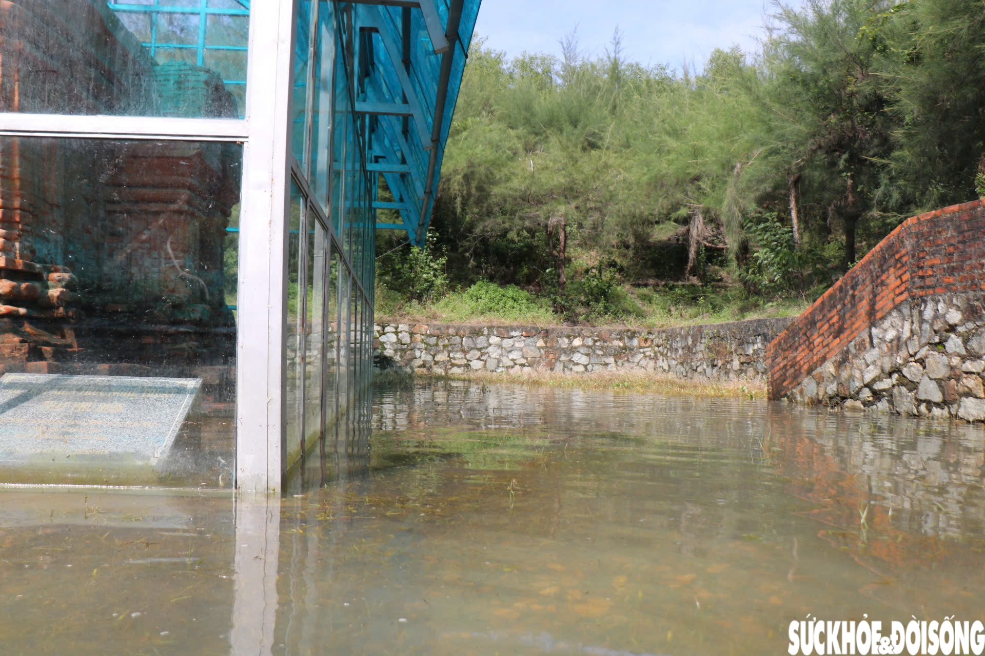 Hình ảnh mới nhất về Tháp Chăm nghìn năm tuổi ở Huế sau nhiều ngày bị ngâm trong nước- Ảnh 5.