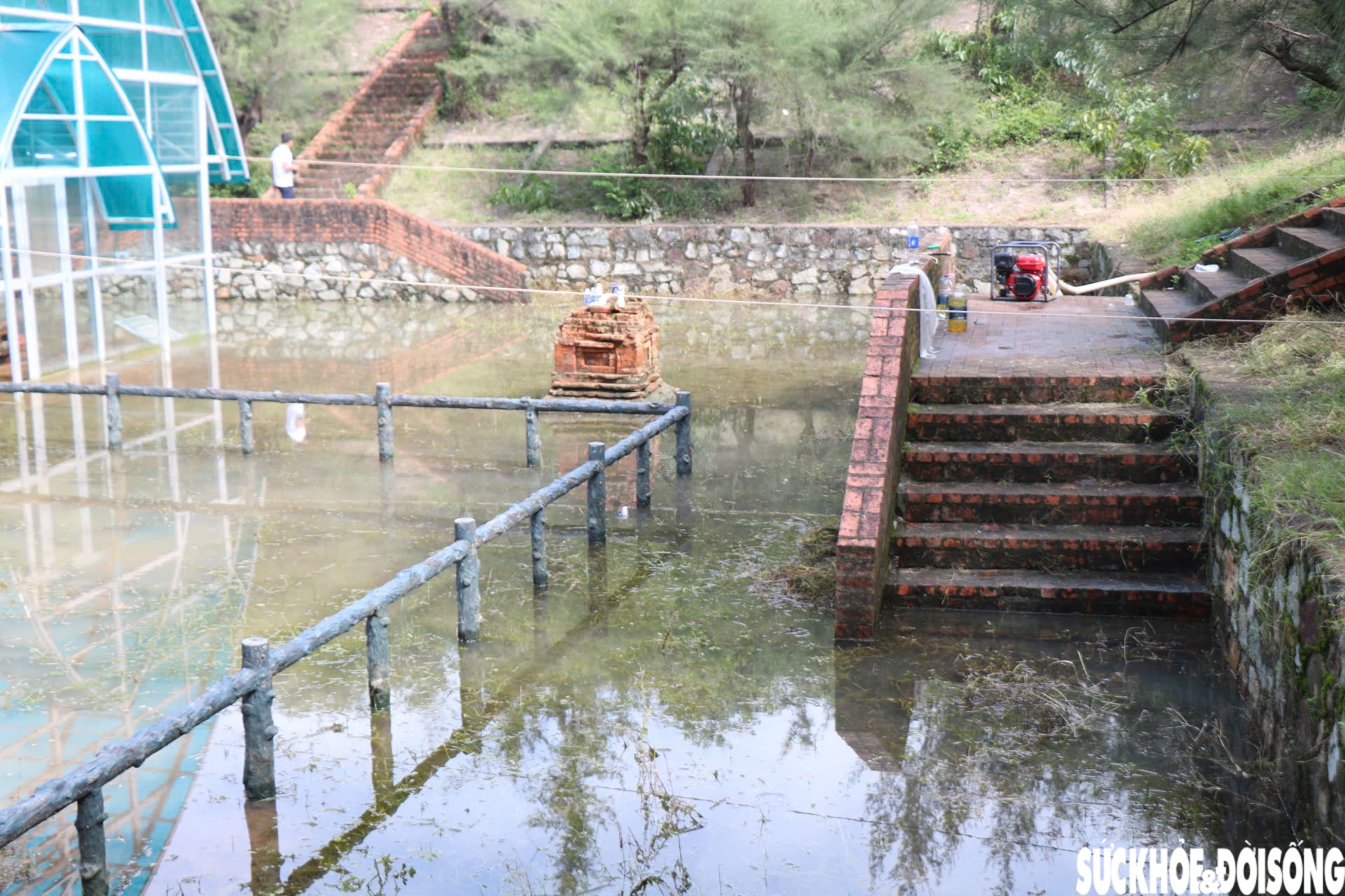 Hình ảnh mới nhất về Tháp Chăm nghìn năm tuổi ở Huế sau nhiều ngày bị ngâm trong nước- Ảnh 6.