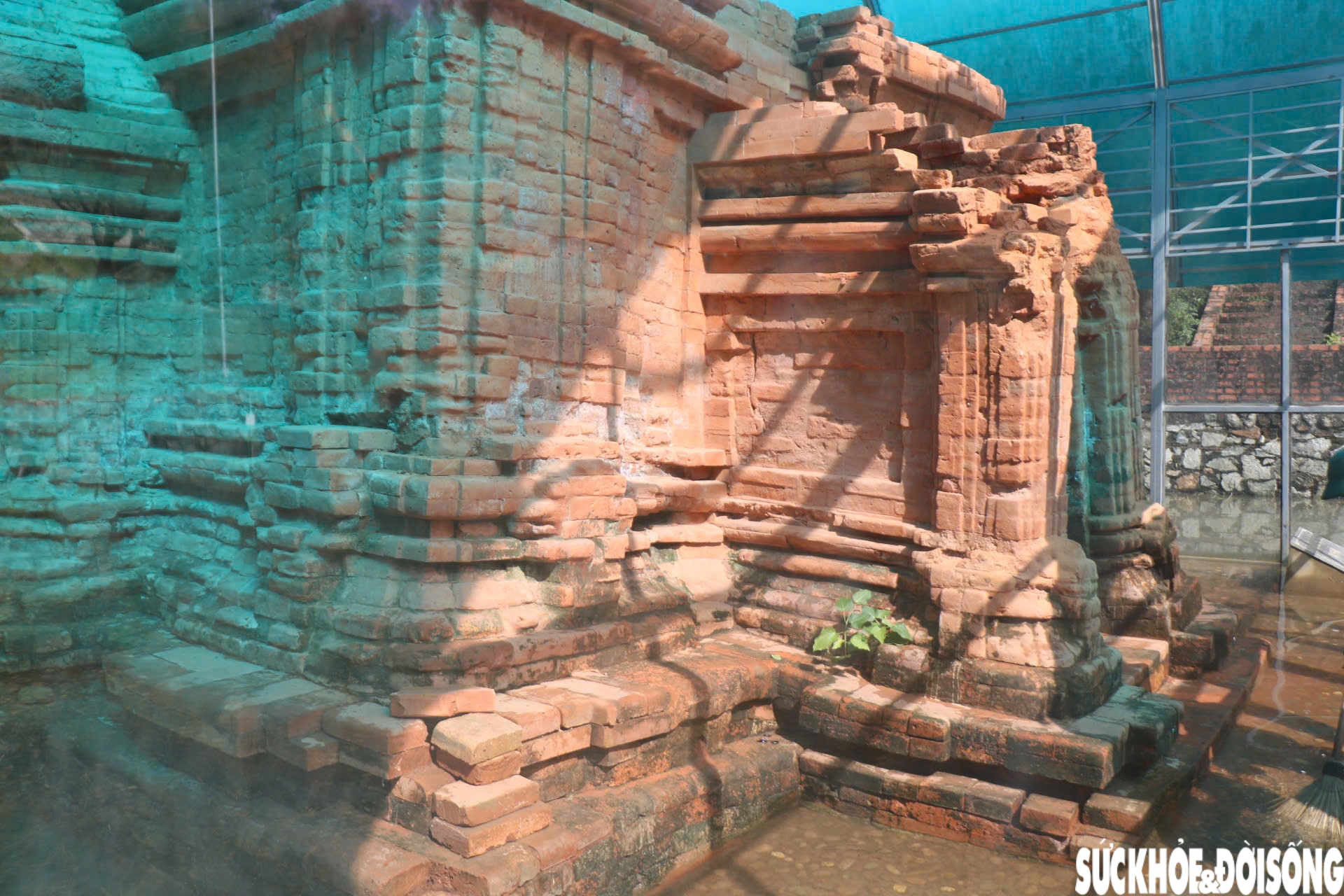 Hình ảnh mới nhất về Tháp Chăm nghìn năm tuổi ở Huế sau nhiều ngày bị ngâm trong nước- Ảnh 7.