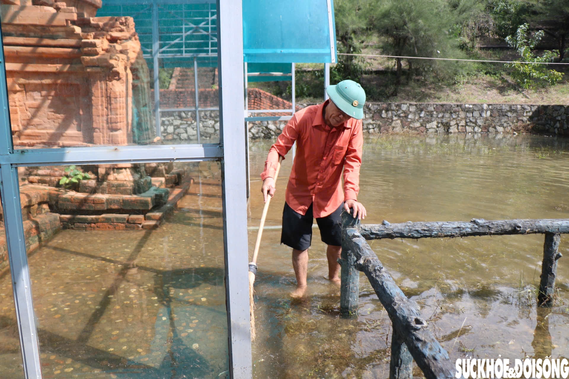 Hình ảnh mới nhất về Tháp Chăm nghìn năm tuổi ở Huế sau nhiều ngày bị ngâm trong nước- Ảnh 9.