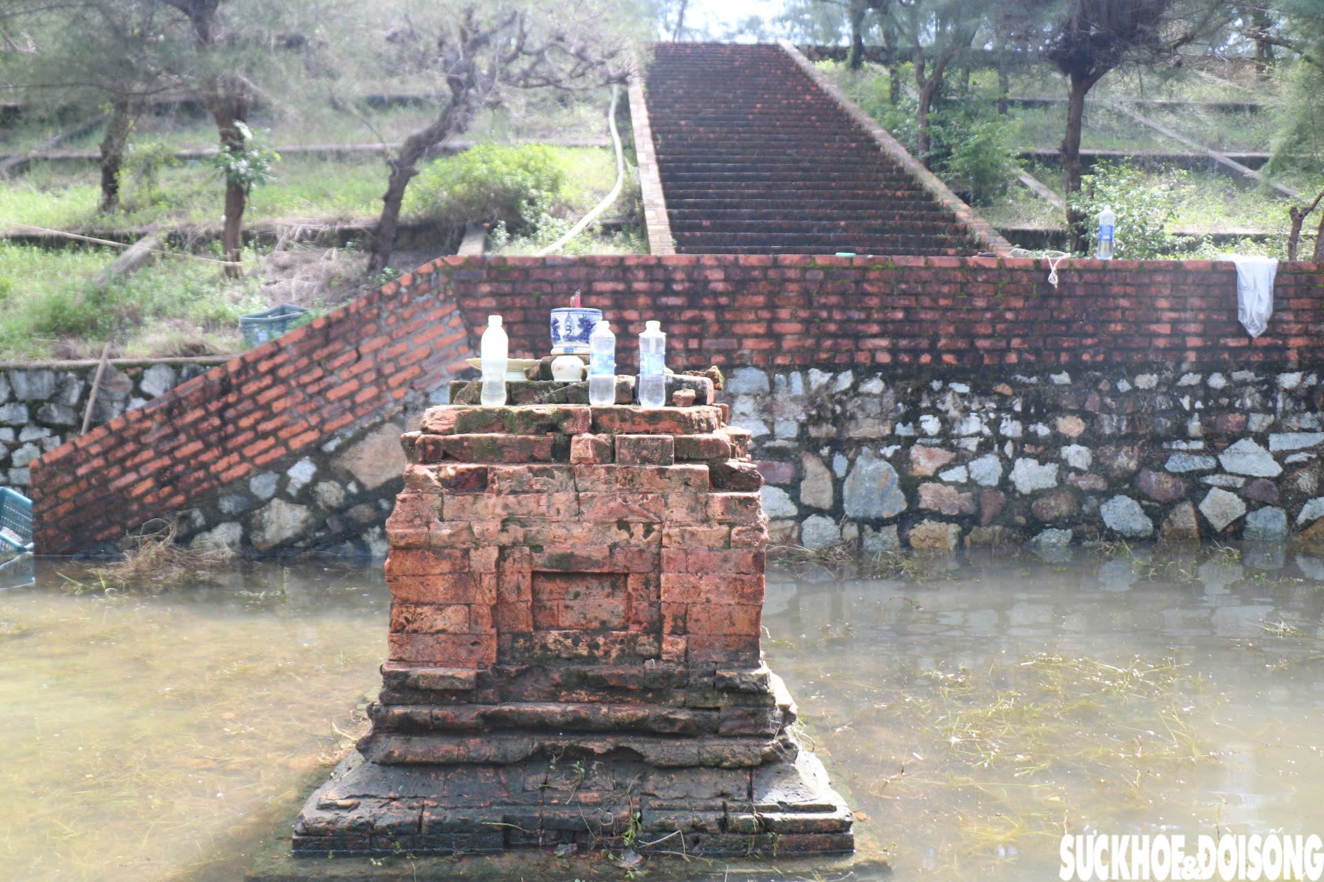 Hình ảnh mới nhất về Tháp Chăm nghìn năm tuổi ở Huế sau nhiều ngày bị ngâm trong nước- Ảnh 11.