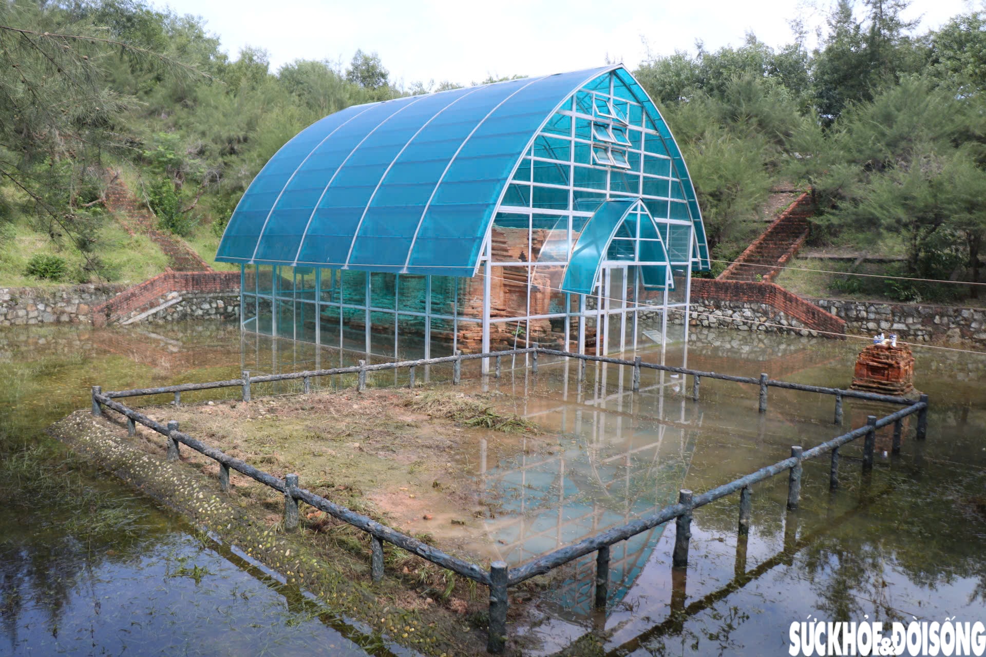 Hình ảnh mới nhất về Tháp Chăm nghìn năm tuổi ở Huế sau nhiều ngày bị ngâm trong nước- Ảnh 13.