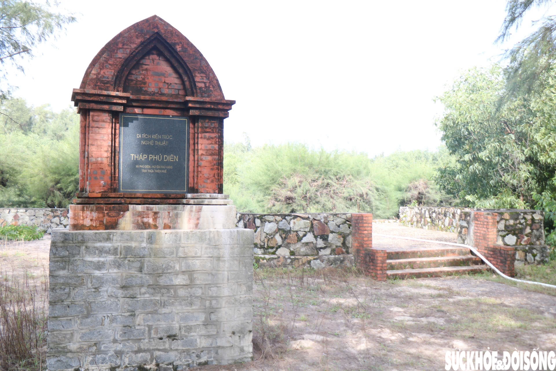 Hình ảnh mới nhất về Tháp Chăm nghìn năm tuổi ở Huế sau nhiều ngày bị ngâm trong nước- Ảnh 1.