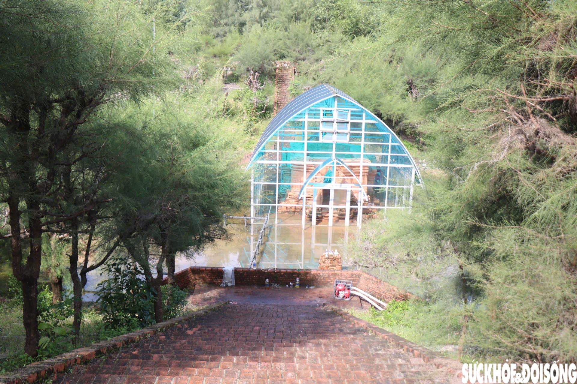 Hình ảnh mới nhất về Tháp Chăm nghìn năm tuổi ở Huế sau nhiều ngày bị ngâm trong nước- Ảnh 2.