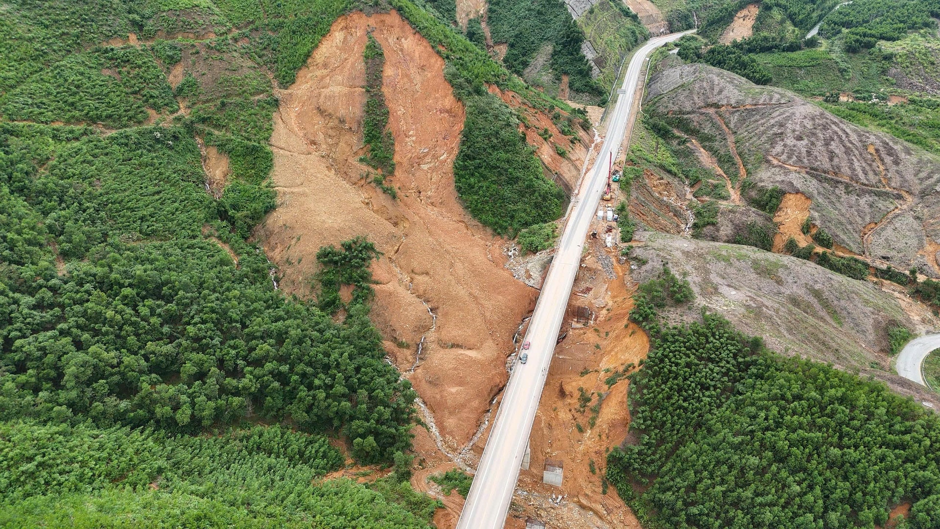 Tổ chức giao thông tạm thời trên cao tốc La Sơn - Hòa Liên do nguy cơ sạt lở- Ảnh 1.