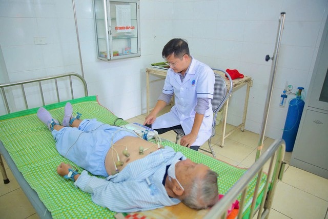 Bác sĩ dùng AI sàng lọc miễn phí bệnh thận mạn và tim mạch cho 1.000 người dân Ninh Bình- Ảnh 1.