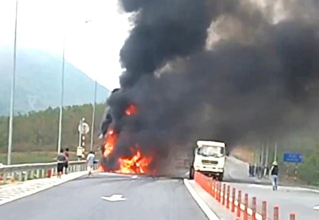 Xe đầu kéo bốc cháy dữ dội trên cao tốc qua Hà Tĩnh- Ảnh 1.