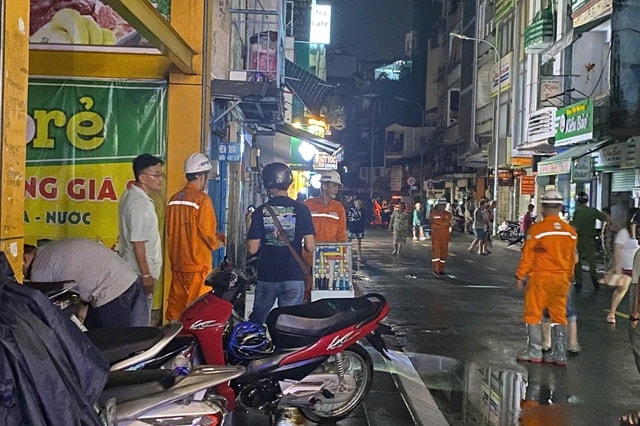 Điều tra vụ rò điện khiến thiếu niên tử vong khi đi qua đoạn đường ngập ở trung tâm TPHCM- Ảnh 1. Điều tra vụ rò điện khiến thiếu niên tử vong khi đi qua đoạn đường ngập ở trung tâm TPHCM- Ảnh 1.