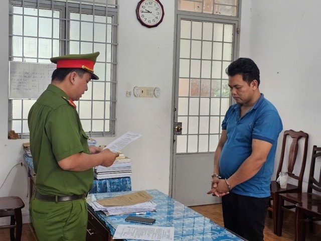 Bắt gã đàn ông dụ dỗ bé gái 13 tuổi quan hệ tình dục- Ảnh 1.