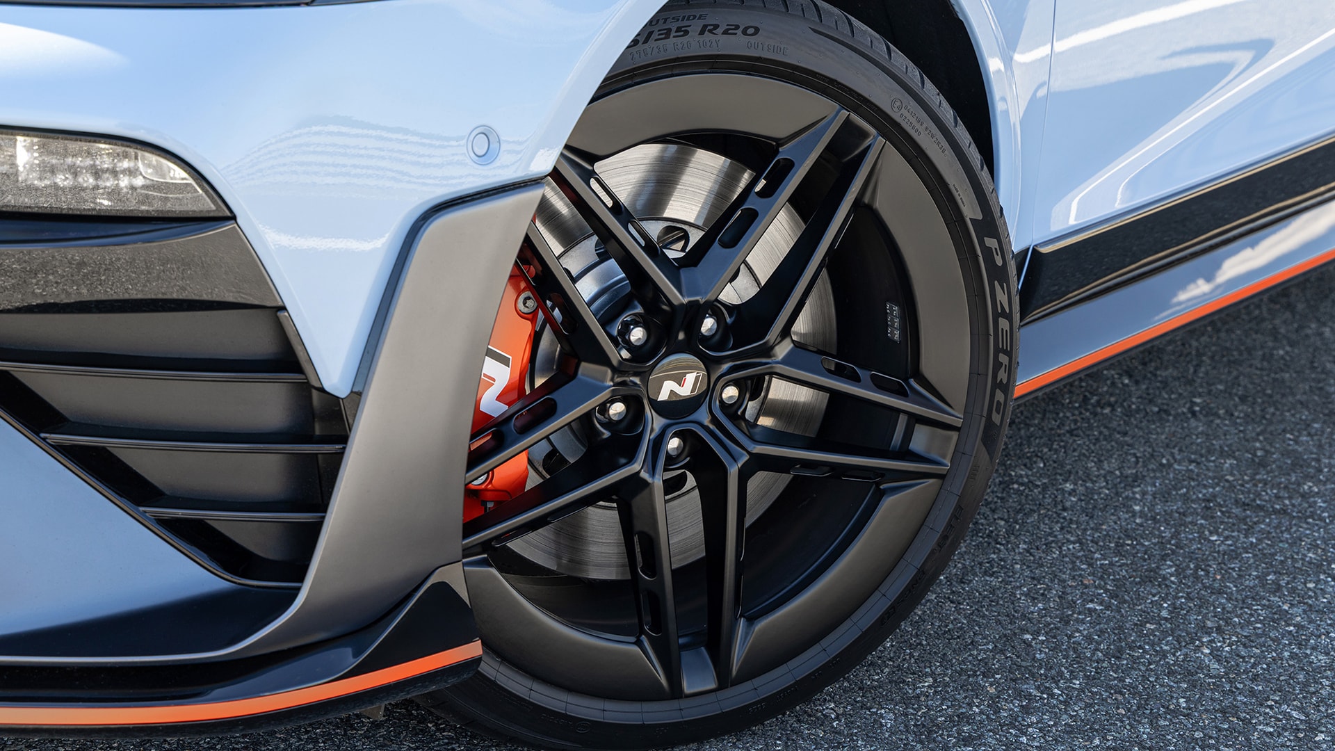 Phanh lớn hơn và bộ mâm thể thao chuyên biệt hoàn thiện khả năng vận hành.