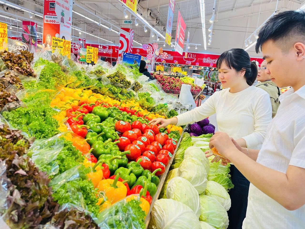 Hàng loạt hàng hóa khuyến mại sâu tri ân thầy cô trước ngày 20/11- Ảnh 2.