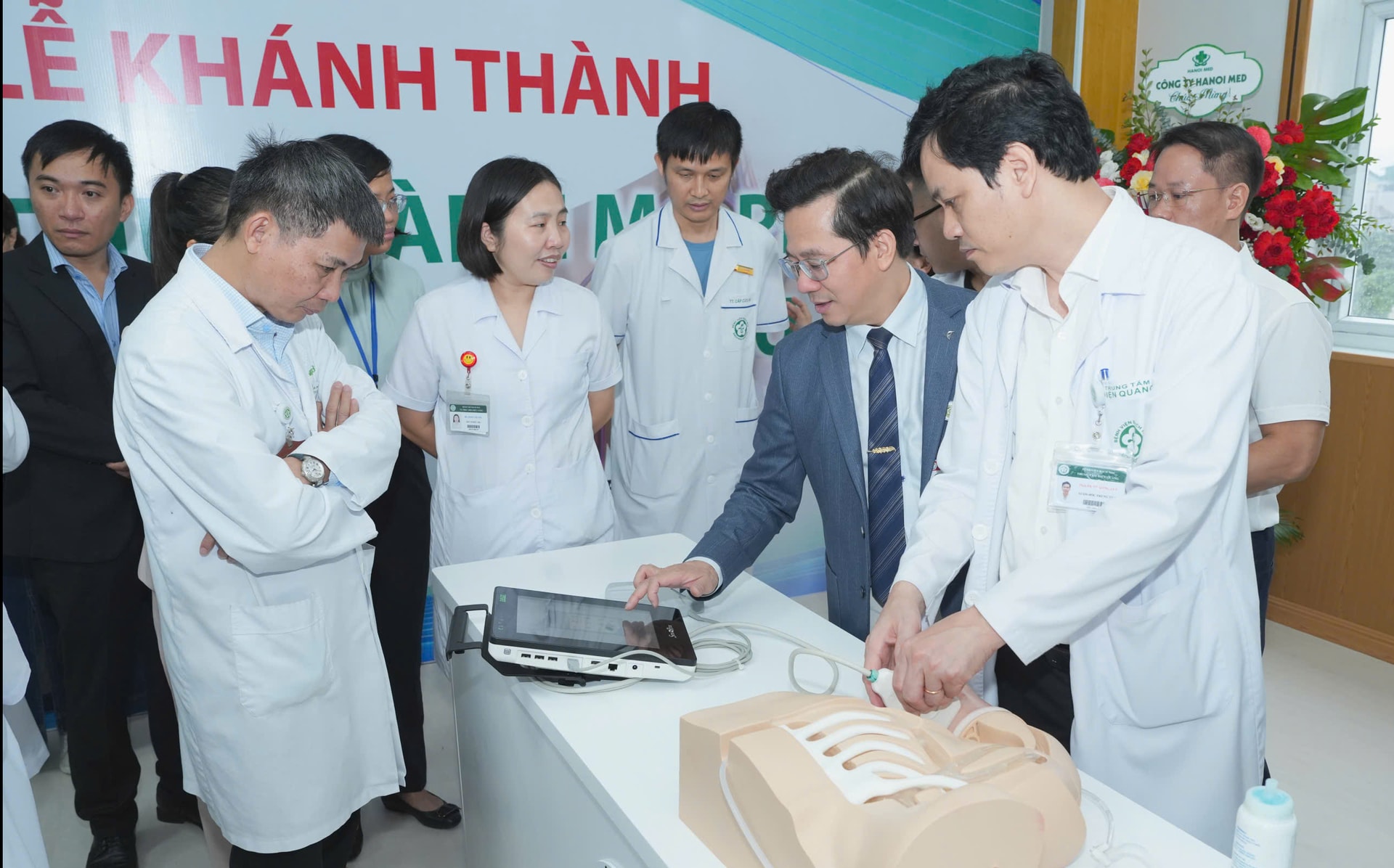 Hợp tác quốc tế để lập trung tâm đào tạo thực hành, nghiên cứu trọng điểm về trị liệu mạch máu tại Việt Nam- Ảnh 3. Hợp tác quốc tế để lập trung tâm đào tạo thực hành, nghiên cứu trọng điểm về trị liệu mạch máu tại Việt Nam- Ảnh 3.