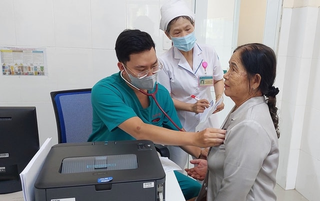 Bác sĩ của 8 bệnh viện ở TPHCM về Cần Giờ, người dân phấn khởi đi khám chữa bệnh- Ảnh 1. Bác sĩ của 8 bệnh viện ở TPHCM về Cần Giờ, người dân phấn khởi đi khám chữa bệnh- Ảnh 1.