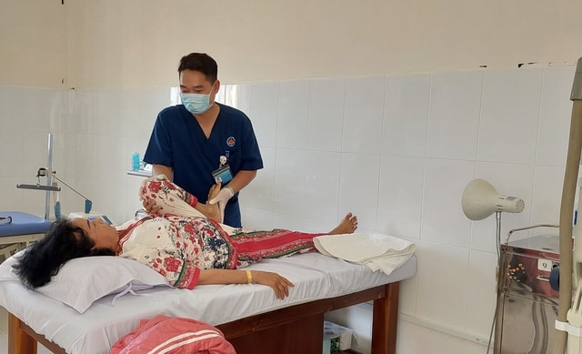 Bác sĩ của 8 bệnh viện ở TPHCM về Cần Giờ, người dân phấn khởi đi khám chữa bệnh- Ảnh 5. Bác sĩ của 8 bệnh viện ở TPHCM về Cần Giờ, người dân phấn khởi đi khám chữa bệnh- Ảnh 5.