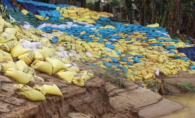 Sạt lở đe dọa ‘nuốt’ nhà dân, hàng trăm hộ ven sông thấp thỏm lo sợ- Ảnh 10.