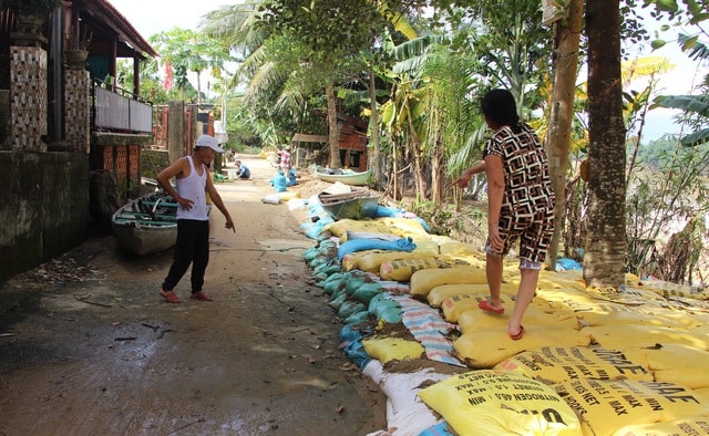 Sạt lở đe dọa ‘nuốt’ nhà dân, hàng trăm hộ ven sông thấp thỏm lo sợ- Ảnh 11.