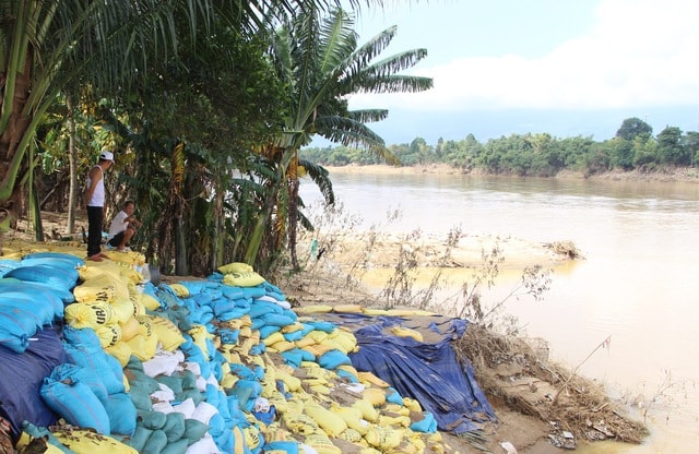 Sạt lở đe dọa ‘nuốt’ nhà dân, hàng trăm hộ ven sông thấp thỏm lo sợ- Ảnh 13.