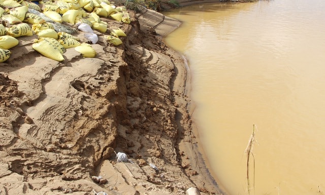 Sạt lở đe dọa ‘nuốt’ nhà dân, hàng trăm hộ ven sông thấp thỏm lo sợ- Ảnh 3.