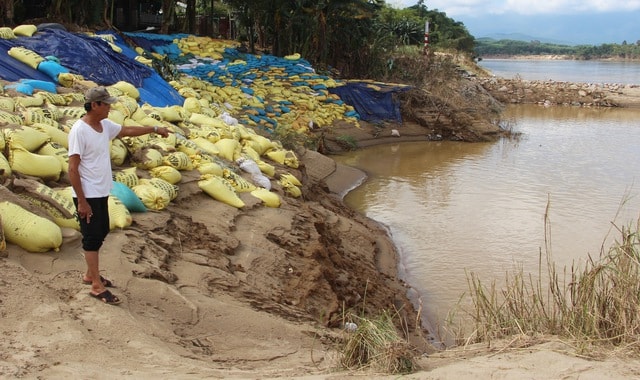 Sạt lở đe dọa ‘nuốt’ nhà dân, hàng trăm hộ ven sông thấp thỏm lo sợ- Ảnh 5.