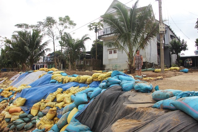 Sạt lở đe dọa ‘nuốt’ nhà dân, hàng trăm hộ ven sông thấp thỏm lo sợ- Ảnh 6.