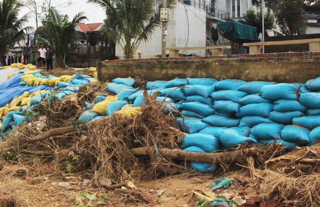 Sạt lở đe dọa ‘nuốt’ nhà dân, hàng trăm hộ ven sông thấp thỏm lo sợ- Ảnh 9.
