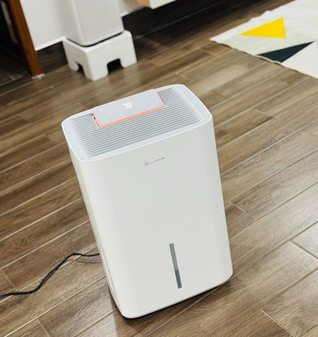 Máy hút ẩm 'đắt khách' trong thời tiết nồm ẩm bất thường ở miền Bắc- Ảnh 1. Máy hút ẩm 'đắt khách' trong thời tiết nồm ẩm bất thường ở miền Bắc- Ảnh 1.