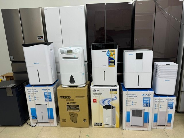 Máy hút ẩm 'đắt khách' trong thời tiết nồm ẩm bất thường ở miền Bắc- Ảnh 3. Máy hút ẩm 'đắt khách' trong thời tiết nồm ẩm bất thường ở miền Bắc- Ảnh 3.