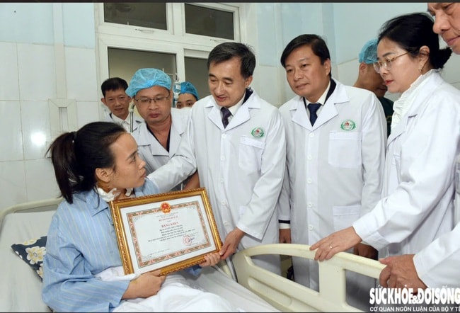 Điều dưỡng bị đâm 11 nhát đã xuất viện, tiếp tục điều trị phục hồi thần kinh- Ảnh 1. Thứ trưởng Trần Văn Thuấn trao Bằng khen của Bộ trưởng Bộ Y tế cho điều dưỡng Nguyễn Thùy Trang.