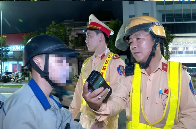 Huế xử lý hàng loạt trường hợp vi phạm nồng độ cồn trong ngày đầu ra quân đợt cao điểm- Ảnh 2. Huế xử lý hàng loạt trường hợp vi phạm nồng độ cồn trong ngày đầu ra quân đợt cao điểm- Ảnh 2.