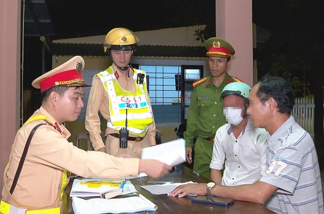 Huế xử lý hàng loạt trường hợp vi phạm nồng độ cồn trong ngày đầu ra quân đợt cao điểm- Ảnh 3. Huế xử lý hàng loạt trường hợp vi phạm nồng độ cồn trong ngày đầu ra quân đợt cao điểm- Ảnh 3.